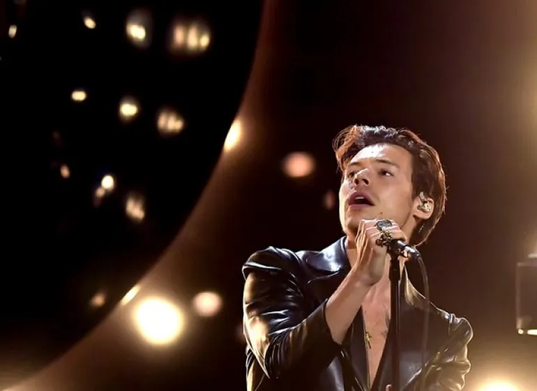 Η ερμηνεία του Harry Styles στα βραβεία Grammy ήταν το αποκορύφωμα της χθεσινής βραδιάς