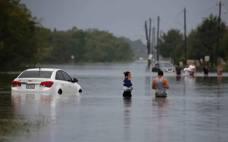 Τυφώνας Χάρβεϊ στο Χιούστον - Βροχή ενός έτους θα πέσει σε διάστημα μιας εβδομάδας