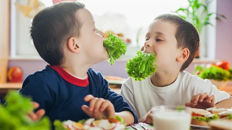 6 βήματα για να μάθετε στο παιδί να τρώει σωστά
