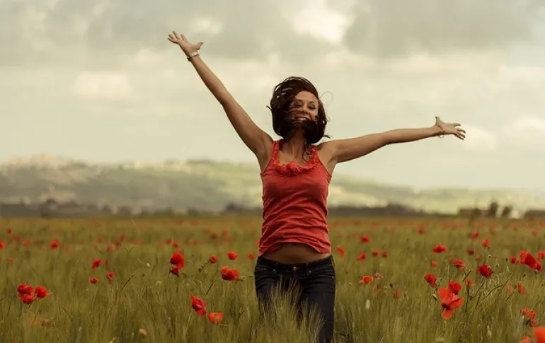 10 πράγματα που κάνουν οι άνθρωποι και βγάζουν την ευτυχία από μέσα τους
