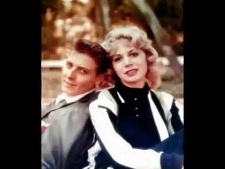 Sharon Sheeley, το 'κορίτσι' του Eddie Cochran  το 1958 ήταν η νεότερη γυναίκα που έγραψε ποτέ ένα Νο 1