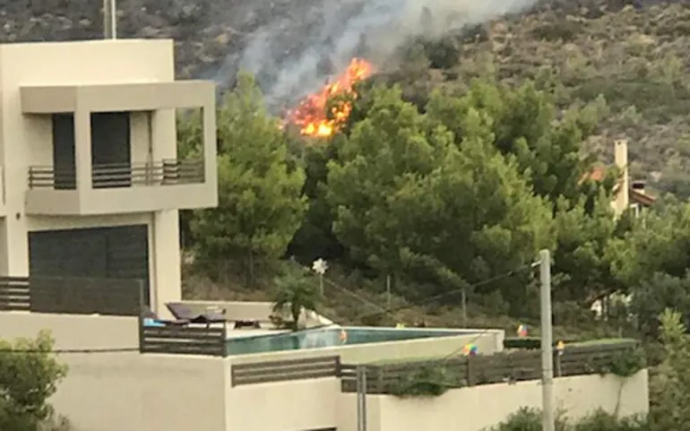 Επεκτείνεται η φωτιά που ξέσπασε στην Καλλιτεχνούπολη – Δεκάδες εγκλωβισμένοι στο Μάτι