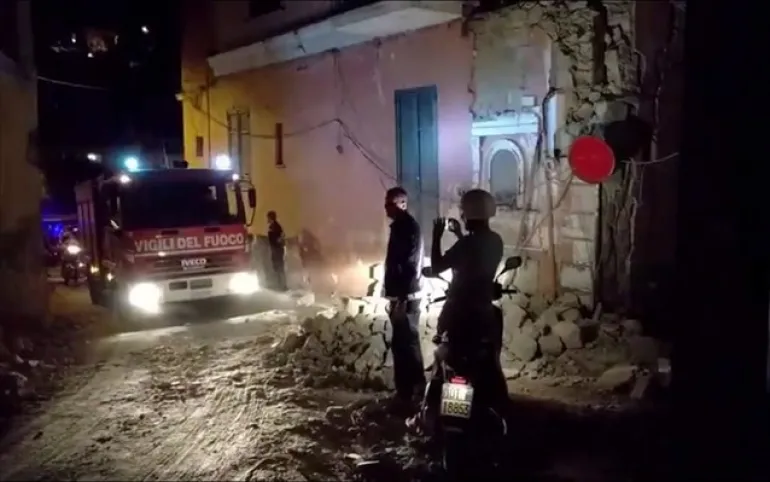 Ιταλία: Συνεχίζονται οι επιχειρήσεις διάσωσης μετά από τον φονικό σεισμό στο νησί Ίσκια
