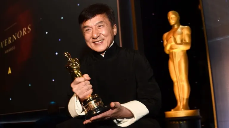 Ο Jackie Chan λαμβάνει το τιμητικό όσκαρ μετά από 200 φιλμ... 
