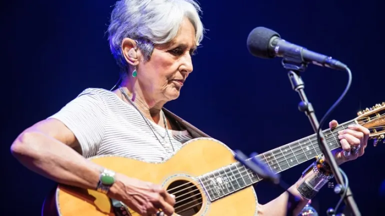Club αρνήθηκε την είσοδο στην Joan Baez γιατί δεν τους άρεσαν τα παπούτσια της...