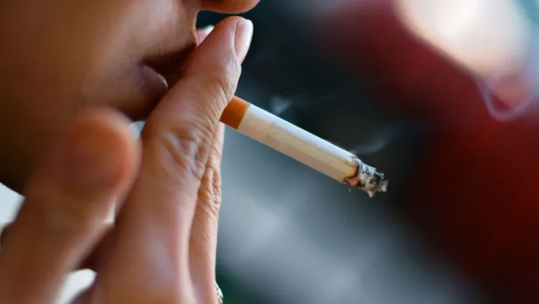Το κάπνισμα ανοίγει την πόρτα στον κορονοϊό – Τι έδειξε νέα έρευνα