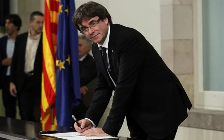 Υπέγραψε τη «διακήρυξη ανεξαρτησίας» ο ηγέτης της Καταλονίας