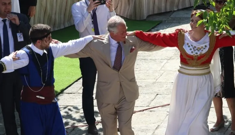 Ο Πρίγκιπας Κάρολος χορεύει σε Κρητικό γλέντι