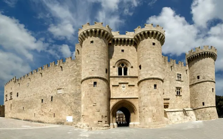 10 μεγαλοπρεπή κάστρα στην Ελλάδα...