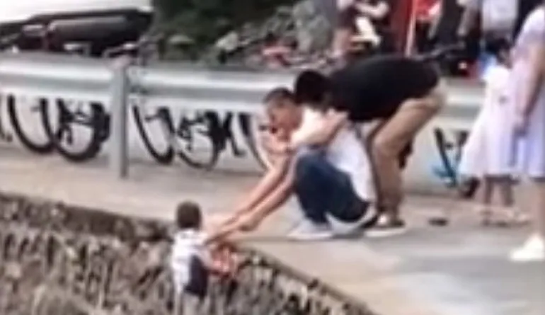 Φρίκη, Κίνα: Έβαλε το παιδί του να κρέμεται από το χείλος γκρεμού για μία φωτογραφία