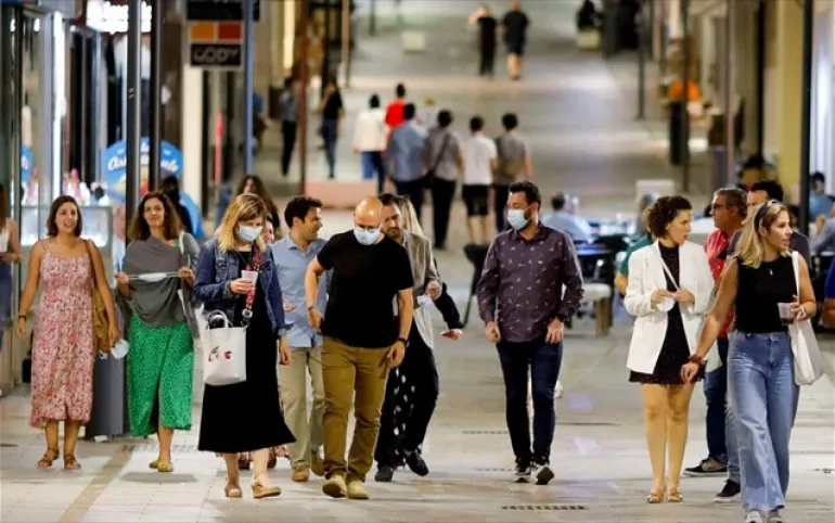 Η διασπορά της παραλλαγής Δέλτα προσβάλλει και μικρότερες ηλικίες