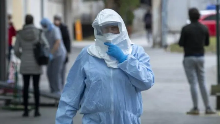 Ο κορωνοϊός χτύπησε και τρίτη πόλη – Στα εννέα τα κρούσματα