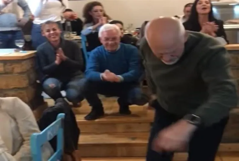 Ο Γιώργος Παπανδρέου χορεύει ζεϊμπέκικο μετά την νίκη του Ανδρουλάκη