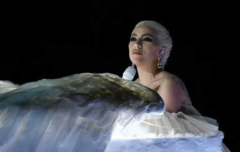 Η Lady Gaga αποσύρει τραγούδι της με τον R. Kelly