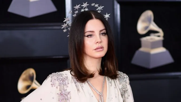 Lana Del Rey: Έχω βαρεθεί με τις τραγουδίστριες που λένε ότι εξιδανικεύω την κακοποίηση