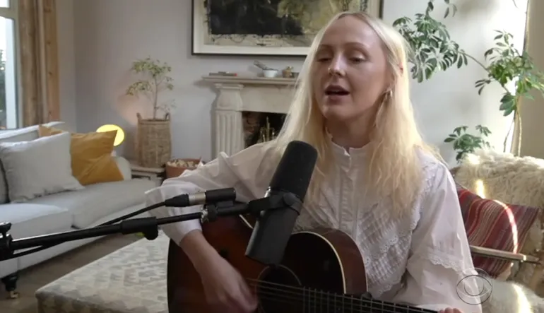 H Laura Marling τραγουδά στο σπίτι της το “Held Down” για τον S. Colbert