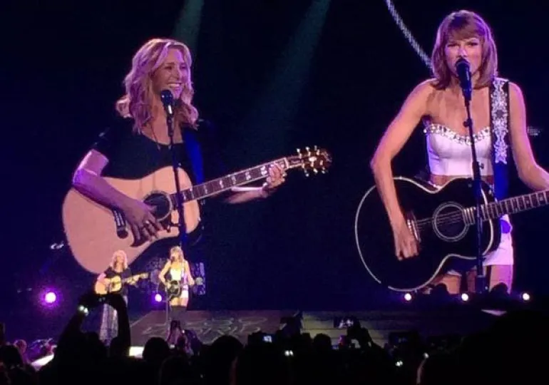 Η Lisa Kudrow τραγουδά με την Taylor Swift το Smelly Cat από τα φιλαράκια...