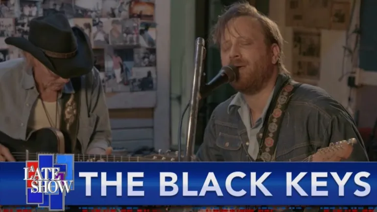 Οι Black Keys έπαιξαν στον Stephen Colbert