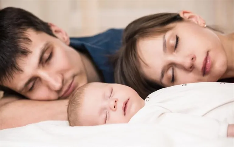 Επικίνδυνη η συνήθεια να κοιμίζουμε τα μωρά στο κρεβάτι μας