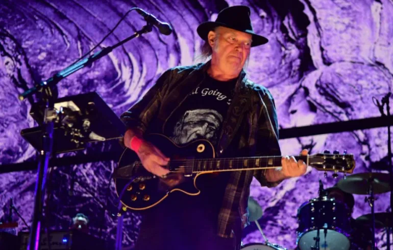 O Neil Young έπαιξε με τους Crazy Horse ξανά