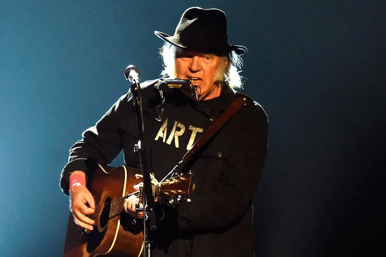 Neil Young πίσω από την βιτρίνα υπάρχουν αφανείς ήρωες όπως ο J.J. Cale που δεν παίρνουν αυτό που αξίζουν