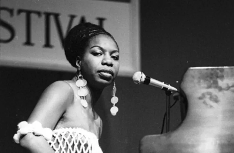 Η Nina Simone τραγουδά Bee Gees