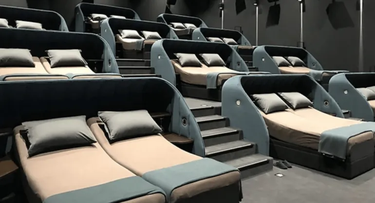 Σινεμά «Το όνειρο» με διπλά κρεβάτια στην Ελβετία 