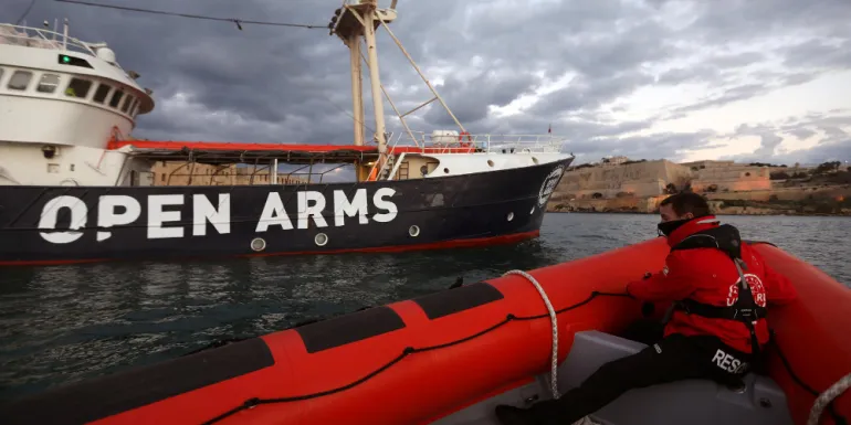 Θρίλερ με το πλοίο Open Arms – Ανακοίνωσε ότι δεν μπορεί να αποβιβάσει τους μετανάστες στην Ισπανία