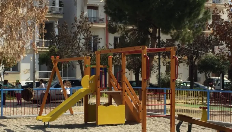 Ελλάδα απέραντη παιδική χαρά, χωρίς παιδιά