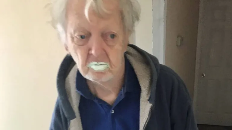 Απίστευτος παππούς 90 ετών έφαγε μισό δοχείο μπογιά επειδή το πέρασε για γιαούρτι!