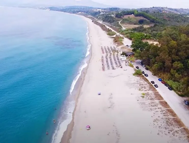 Μονολίθι, η «Κόπα Καμπάνα» της Ελλάδας: Η παραλία με την μεγαλύτερη αμμουδιά στην Ευρώπη