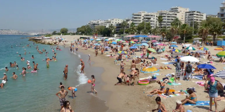 Μπορεί το ελληνικό καλοκαίρι να «σκοτώσει» την επιδημία;