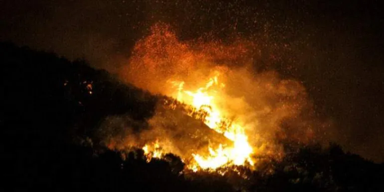 Εκκενώνονται οικισμοί από την φωτιά στο Σοφικό Κορινθίας