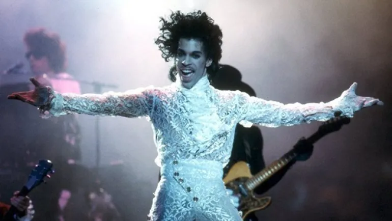 30 ντυσίματα του Prince τα τελευταία 35 χρόνια