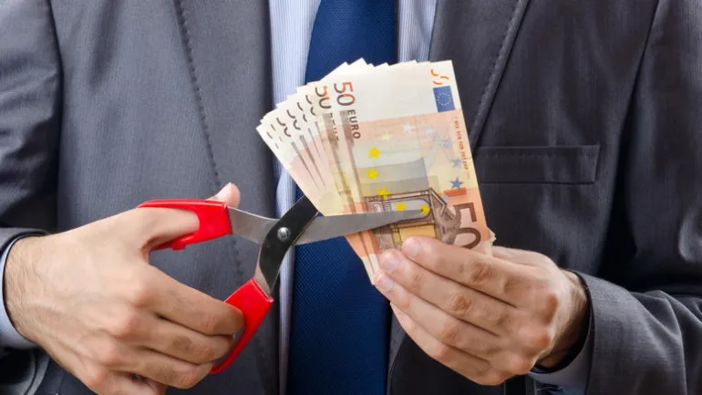 Αναδρομικό «κούρεμα» συντάξεων έως 200 ευρώ το μήνα για 80.000 συνταξιούχους