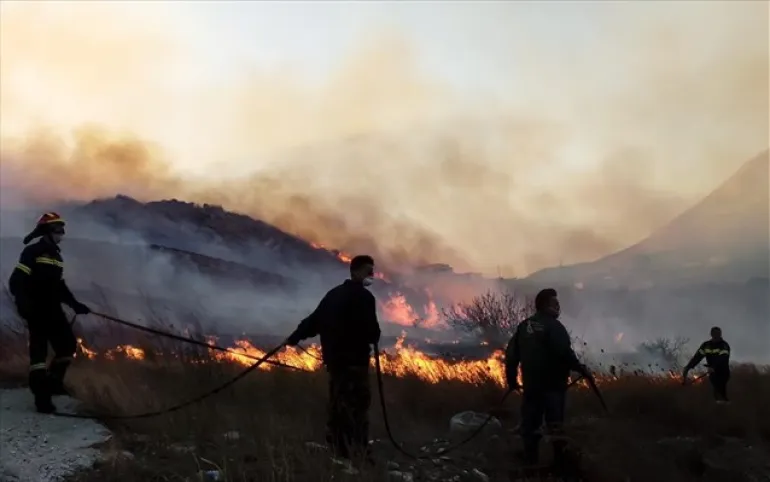 Δύσκολη μάχη με τις φλόγες στην ανατολική Μάνη - Σοβαρές ζημιές σε σπίτια