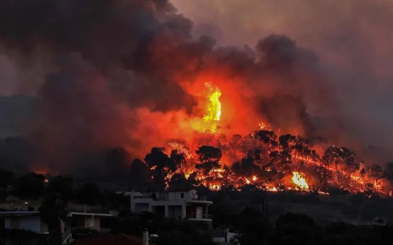 'Δαντική κόλαση' από την φωτιά στις Κεχριές: Εκκενώνονται οικισμοί και κατασκήνωση στο Σοφικό