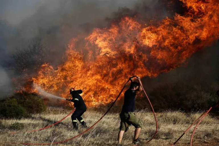 Εκκενώνονται σπίτια στο Λαγονήσι λόγω φωτιάς