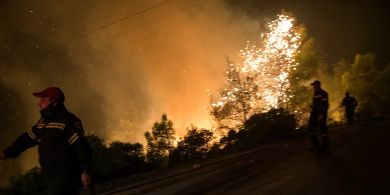Αγωνία: Μεγάλη φωτιά στη Νέα Μάκρη: Κινείται παράλληλα με τα καμένα του Βουτζά