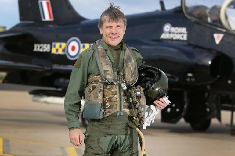 Σμήναρχος της Royal Air Force (RAF) ο Bruce Dickinson των Iron Maiden!