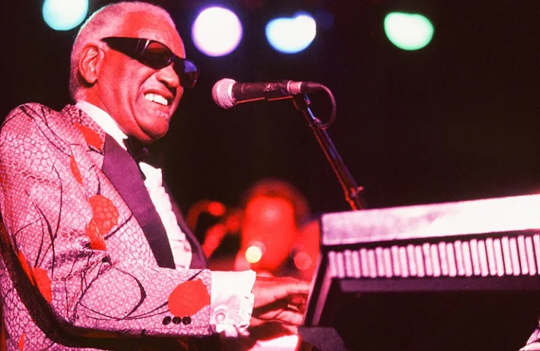 Ray Charles: Η νύχτα που συγκίνησε την Αθήνα, τον Ιούλιο του 1994 στο Θέατρο Λυκαβηττού