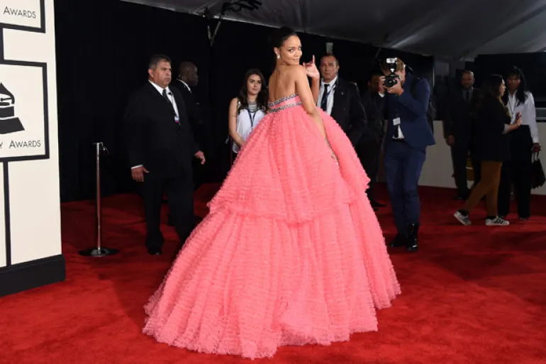  Η Rihanna ντυμένη στα ροζ στην απονομή των Grammy