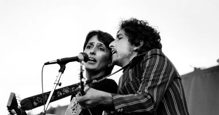 H Joan Baez μιλάει για την βράβευση του Dylan, το R&RHOF, για όλα