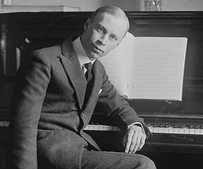 O Sergei Prokofiev παίζει πιάνο 