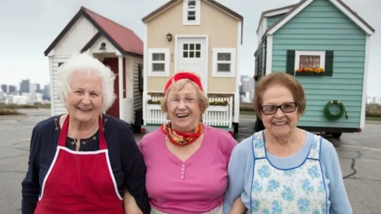 Συνταξιούχες γυναίκες αγοράζουν μικρά, κουκλίστικα σπίτια για να περάσουν τα «χρυσά» χρόνια τους