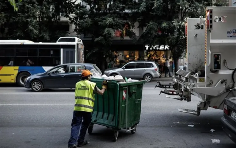 Θεσσαλονίκη: Μαζεύουν σκουπίδια... υπό τον φόβο του ιδιώτη