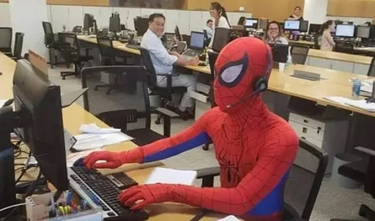 Τραπεζικός υπάλληλος πήγε στη δουλειά ντυμένος Spiderman και μετά παραιτήθηκε!