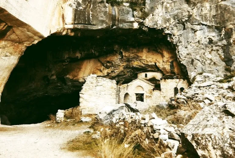 Πεντελη: Η σπηλια Νταβελη και οι μυστηριώδεις σήραγγες