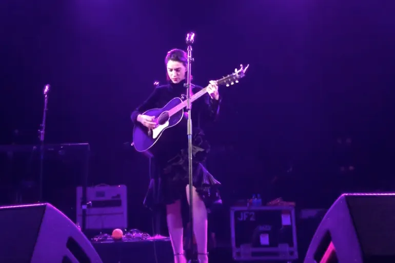 H St. Vincent διασκευάζει Red Hot Chili Peppers