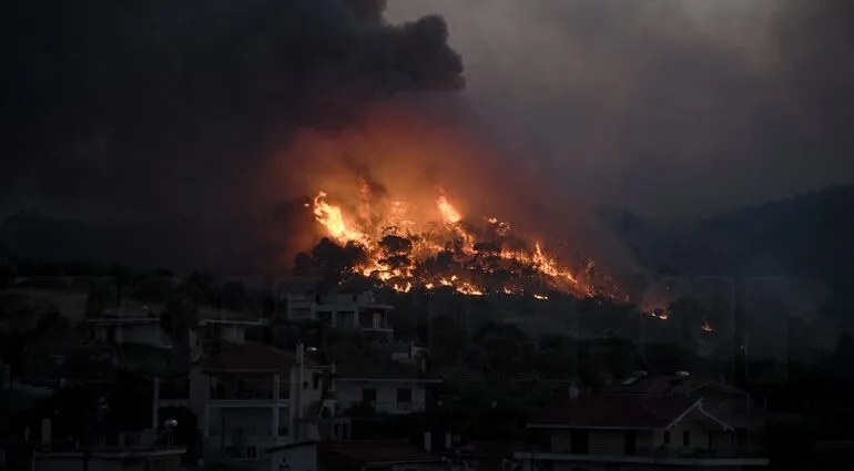 Πύρινη κόλαση στις Κεχριές Κορινθίας – Ολονύχτια μάχη των πυροσβεστών